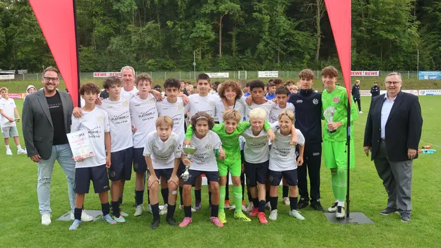 Bild (SV Kickers Büchig, Ulrich Reichle): Die Siegermannschaft des 1. FSV Mainz 05 mit Hauptsponsor Gerhard Legner (REWE-Markt, re.), Rouven Hipp (Ortsvorsteher, li.) und Organisator Matthias Koch (SVB Marketing, hinten 4. v.li.).