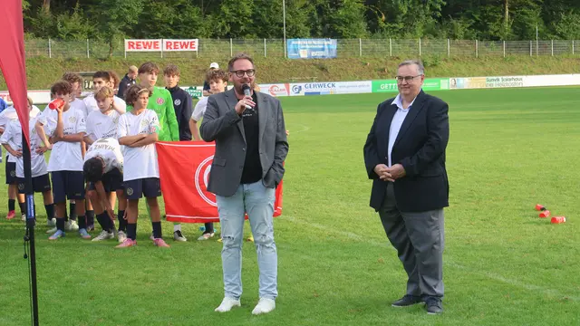 Grußwort von Ortsvorsteher Rouven Hipp (Bildmitte) mit REWE-Hauptsponsor Gerhard Legner (re.).