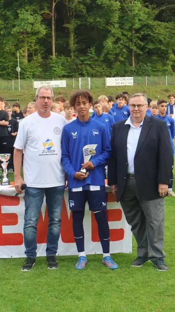 Bester Spieler des Turniers Sophian Esawei von Herta BSC Berlin 