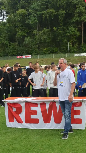 Dankesworte von Matthias Koch, Organisator SVB Marketing e.V., an Spieler, Trainer und Betreuer, Schiedsrichter, Zuschauer und Helferteam.