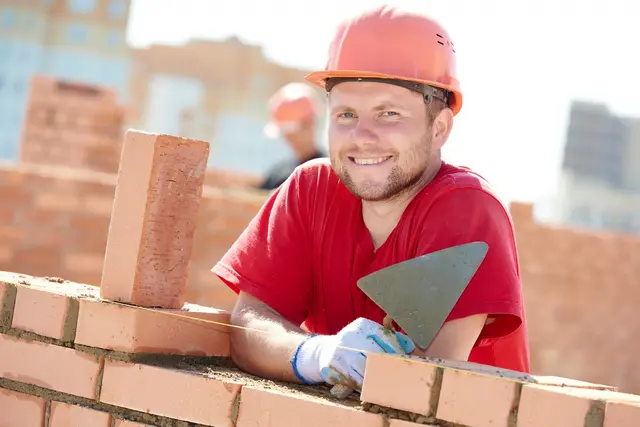 Überall, wo gebaut wird, ist man im Einsatz. | Foto: Kadmy/Adobe Stock