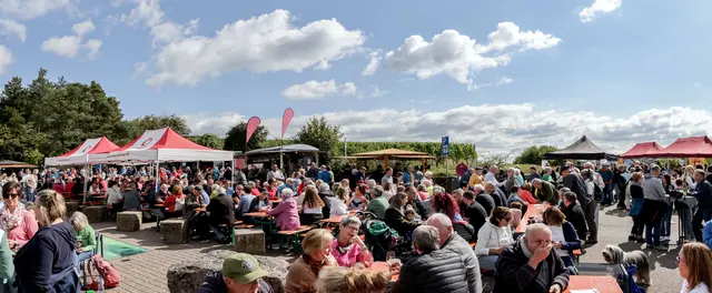 Die beliebte Weinprobe auf dem Derdinger Horn findet inzwischen bereits zum 37. Mal statt. Neben dem Genuss vor Ort und der schönen Gelegenheit, um mit Freunden und Familie eine gute Zeit zu verbringen, können Besucher die Aussicht über die Landschaft genießen und sich über den Weinbau informieren. | Foto: Thomas Rebel