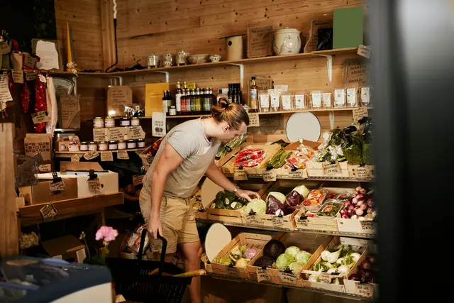Ein Hofladen bietet in der Regel eine umfangreiche Auswahl an regional hergestellten und saisonalen Produkten. | Foto: Johné / Adobe Stock