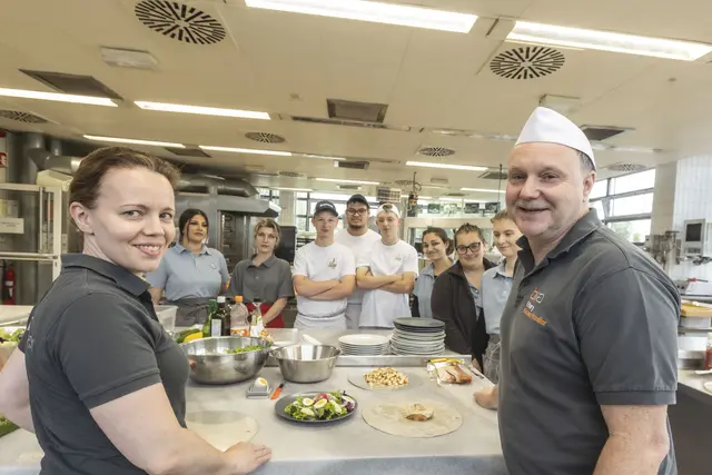 Angehende Bäckereifachverkäuferinnen und Bäcker lernen bei Frank Kary (rechts) und Daniela Herzog. | Foto: Andrea Fabry
