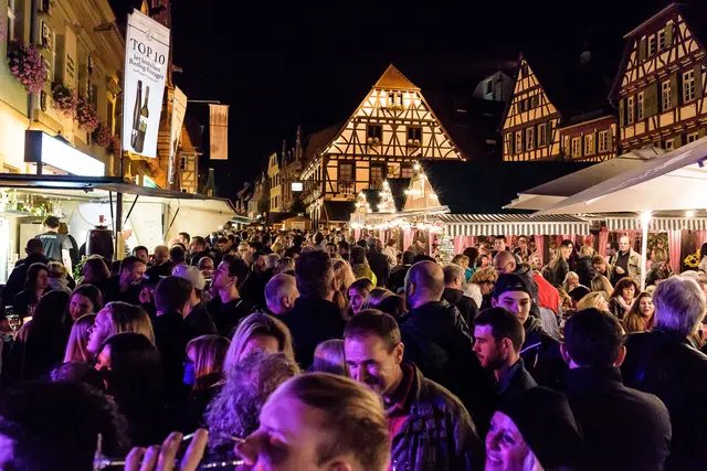 Auch in den späten Abendstunden ist der Weinmarkt in Bretten ein Ort voller Atmosphäre. Von Donnerstag, 25. September, bis Montag, 29. September, dreht sich alles um die edlen Tropfen aus der Region. Am 28. September ist zudem verkaufsoffener Sonntag.  | Foto: Oliver Keller