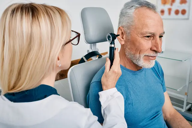 Beim Hals-Nasen-Ohren-Arzt oder Hörakustiker lässt sich die Hörfähigkeit unkompliziert testen. | Foto: DJD/audibene/Peakstock/Shutterstock