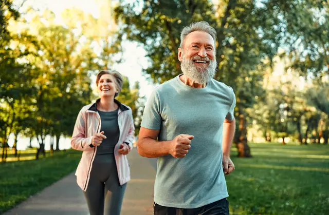 Wichtig für ein langes und gesundes Leben: Ausreichend Bewegung. Außerdem können Omega-3-Fettsäuren einen positiven Einfluss auf das biologische Alter haben. | Foto: stock.adobe.com / HBS