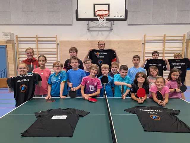 Das frisch ausgestattete Trainerteam mit allen beim Training anwesenden Nachwuchsspieler/innen.