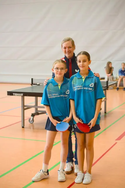 Die Mädchen U15 Mannschaft mit der Betreuerin. (v. l. n. r. Hannah, Kristina, Marta)