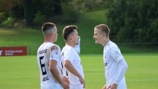 Bild (SV Kickers Büchig): SVB-Torschütze Leon Steinbrenner (re.) freut sich mit Teamkollegen Eray Toprakkazar (Mitte) und Felix Gerweck (li.) über den Ausgleichstreffer.