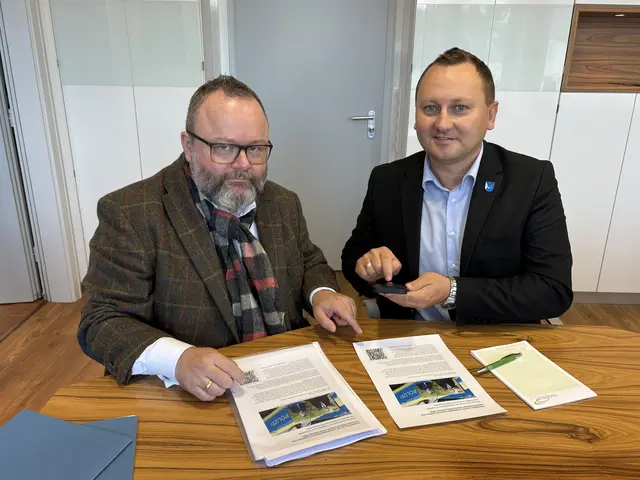 Bürgermeister Simon Bolg unterschrieb die Petition für den Erhalt des Polizeipostens in Sulzfeld online mit seinem Smartphone. Mit dabei war FDP-Landtagsabgeordneter Dr. Christian Jung, der die Petition initiiert hat. | Foto: zg