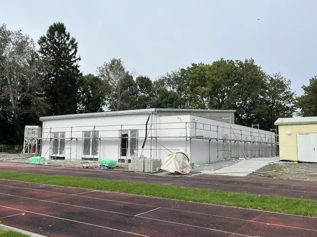 Die letzten Arbeiten am Außenputz stehen noch an bevor die Außenanlage angelegt werden kann. 