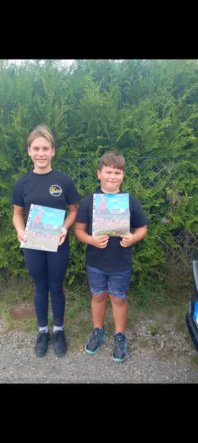 Max und Luna Gundelfinger mit ihren Urkunden bei der Baden-Württembergische Meisterschaft | Foto: Stefanie Gundelfinger