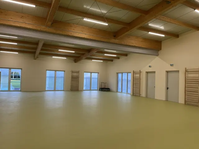 Damit eine optimale Auslastung der Halle gewährleistet ist kann diese mittels eines Trennvorhanges zweigeteilt werden. 