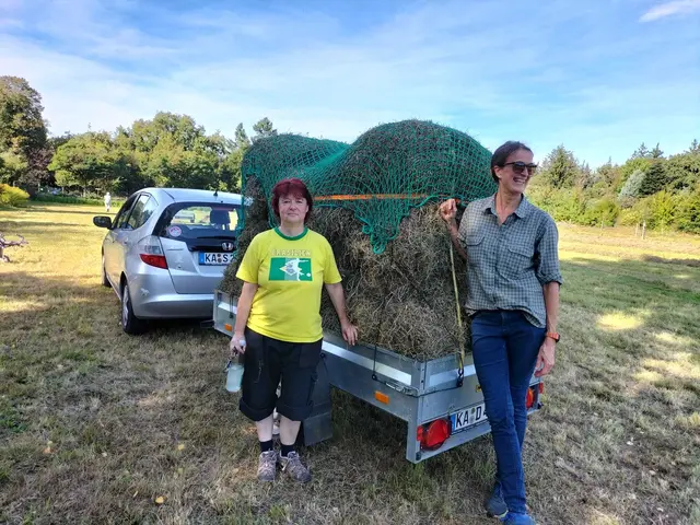 von links: Sybille Weiß und Christiane Sutter von der AG Tierschutz | Foto: Werner Back, Mitmach-Garten Rüppurr