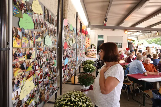 Bei dem Fest verdeutlichten die zahlreichen Fotos auf den Stellwänden die Highlights der vergangenen zehn Jahre. | Foto: Tagespflege Bretten