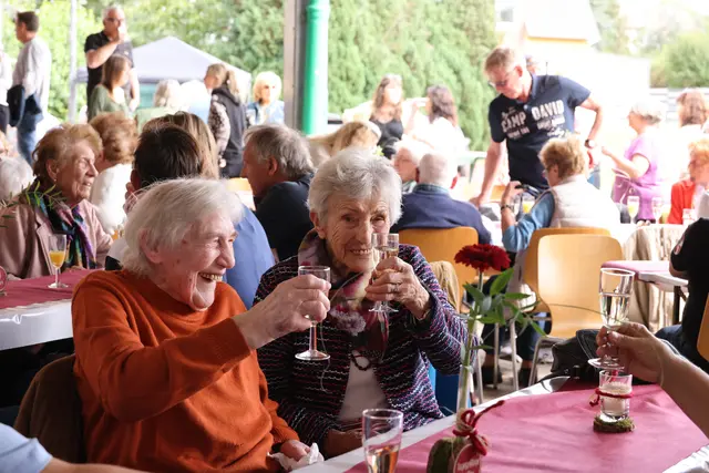 Das ist ein Grund zum Anstoßen: Vor ein paar Wochen feierte die Tagespflege Bretten gemeinsam mit den Gästen und ihren Angehörigen ein großes Sommerfest anlässlich des runden Jubiläums. | Foto: Tagespflege Bretten