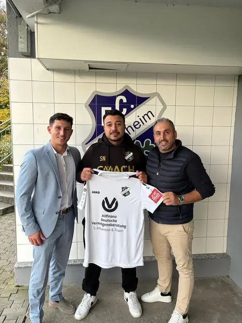 Salvatore Albanese (rechts) und sein Sohn überreichen Co-Trainer Cengiz Demir (Mitte) das neue FC-Trikot | Foto: Fabian Hejny