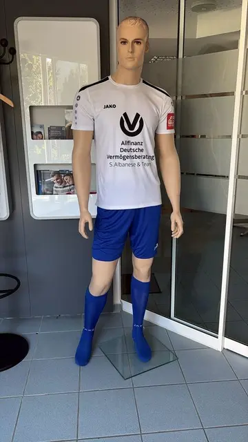 Im Bauerbacher Büro der Allfinanz Deutsche Vermögensberatung von Salvatore Albanese dient das Trikot als Blickfang | Foto: Fabian Hejny