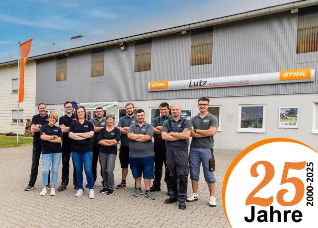 Die gesamte Belegschaft gratuliert zum 25-jährigen Jubiläum. Karlheinz Lutz gründete das Familienunternehmen einst auf dem elterlichen Bauernhof. | Foto: Lutz