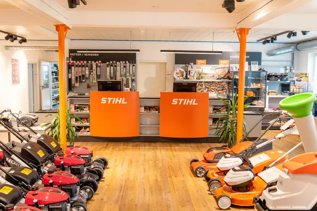 Durch den Umzug der Werkstatt wurde auch die Verkaufsfläche erweitert. Seit 2005 ist die Lutz GmbH Vertragspartner von Honda und Husqvarna, seit 2009 auch von Stihl. | Foto: Lutz