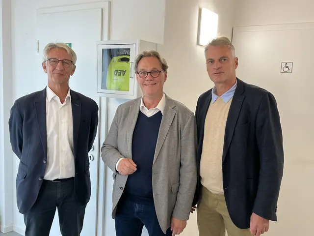 Bild von links nach rechts:
Stefan Hammes (1. Vorsitzender TV Bretten); Dr. Christan Waterkamp (Präsident Rotaryclub Bruchsal-Bretten); Ralf Hannich (Rotaryclub Bruchsal-Bretten)
| Foto: Hans-Jörg Zierdt