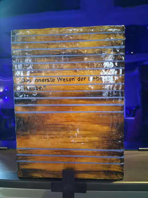 Raffiniert gestaltete Kreuzwegstation. Im Hintergrund eine der 14 Gebetsstationen des ursprünglichen Kreuzwegs, im Vordergrund Zitat von Edith Stein.  | Foto: A.E. Albert-Berg