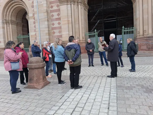 Stadtrundgang. Klaus Haarlammert lässt seine Gäste an seinem Hintergrundwissen teilhaben.  | Foto: A.E. Albert-Berg