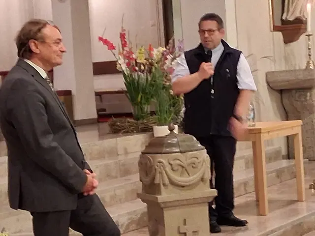 Pfarrer Maiba dankt dem Journalist Andreas Englisch. | Foto: A.E. Albert-Berg