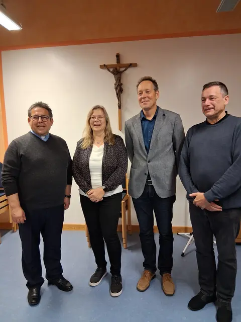 Pfarrer Maiba, Beate Hettich, Rüdiger Kampa und Pfarrer Streicher unter dem Kreuz. | Foto: A.E. Albert-Berg