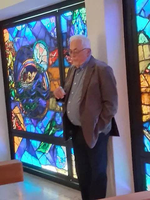 Kirchenfester von Valentin Peter Feuerstein. Er hat auch das Altarbild in der Laurentiuskirche in Bretten gestaltet.  | Foto: A.E. Albert-Berg