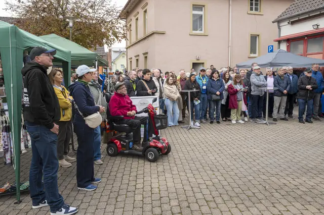 Gäste und Teilnehmer:innen bei der Begrüßung | Foto: Claudia und Gerald Herr