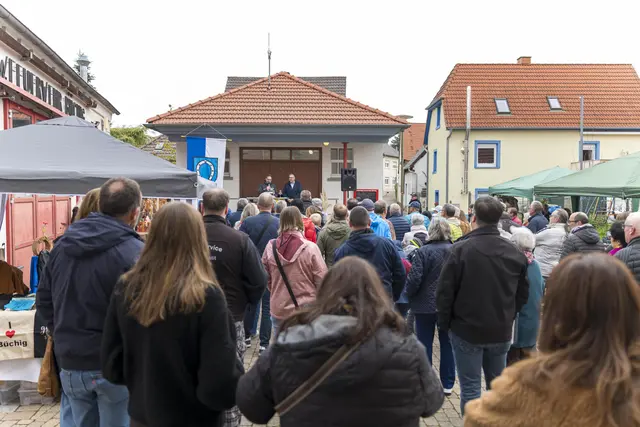 Gäste und Teilnehmer:innen bei der Begrüßung | Foto: Claudia und Gerald Herr
