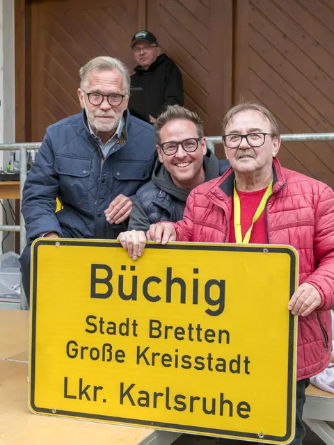 Karlheinz Hipp mit OV Rouven Hipp und ehem. OV Uve Vollers und dem ersteigerten Ortsschild für 285 Euro | Foto: Claudia und Gerald Herr