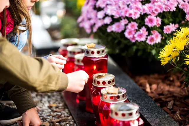 Wer im November im Dunkeln über den Friedhof geht, der sieht oft Grablichter brennen, als Zeichen der Hoffnung und Erinnerung.  | Foto: ti-ja Getty Images / BDB