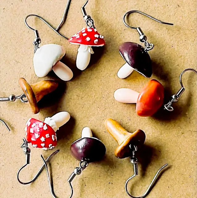 Sabine Hohenester begeistert mit handgefertigtem Schmuck und Magneten. | Foto: Beate Hüls