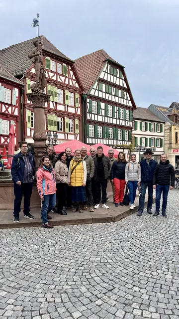 Die Vertreter des Friedrich-Schiller-Gymnasium Ludwigsburg waren beeindruckt vom schönen Brettener Marktplatz. | Foto: Lars Vollmer