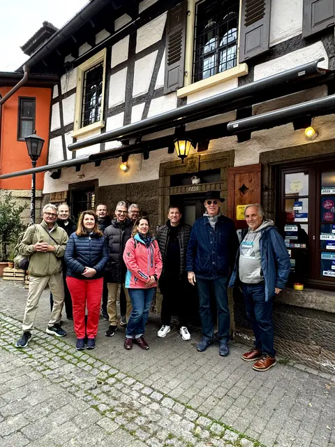 Ein gemeinsames Gruppenfoto vor dem Gasthaus "Lamm & Werkstatt" | Foto: Lars Vollmer