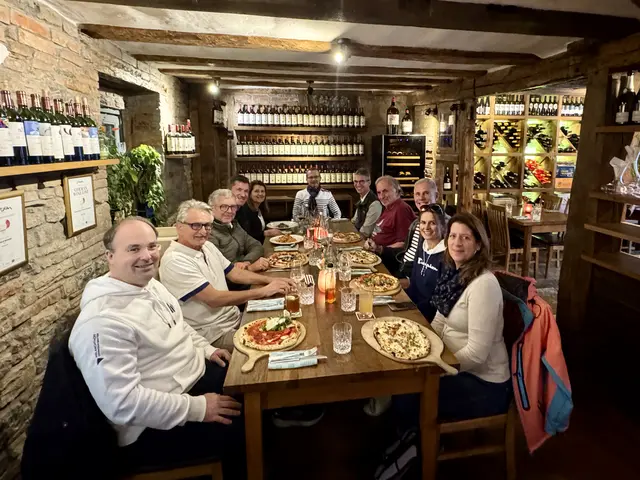 Beim gemeinsamen Abendessen im „Lamm & Werkstatt“ wurde weiter gefachsimpelt, gelacht und fleißig „genetzwerkt“.  | Foto: Lars Vollmer