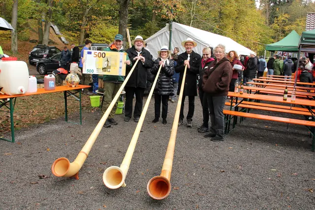 Das Badisch – Pfälzische Alphorntrio bei der Spendenübergabe in Bildmitte, rechts Frau Kaiser und Mitarbeiterin von der Brettener Tafel, links Jürgen Veit vom OGV Rinklingen mit Geldschein „500 Rinklinger“ | Foto: Foto Thomas Peschel