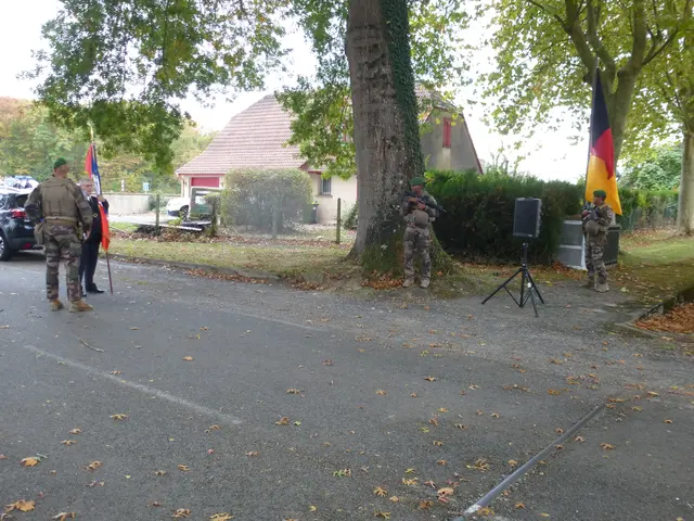 Bewaffnete Soldaten sorgten für die Sicherheit der hochrangigen Gäste. | Foto: Leins