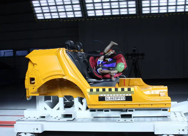 Der Sitz von Reecle wird nach dem Aufprall nur noch von einem Zusatzgurt gehalten. | Foto: ADAC via Autoren-Union Mobilität