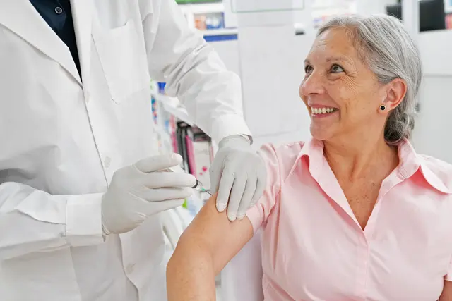 Die Impfung wird Menschen ab 60 Jahren geraten. Der Apoguide zeigt, welche Apotheke den Service anbietet. | Foto: Linda/Getty Images/ferrantraite