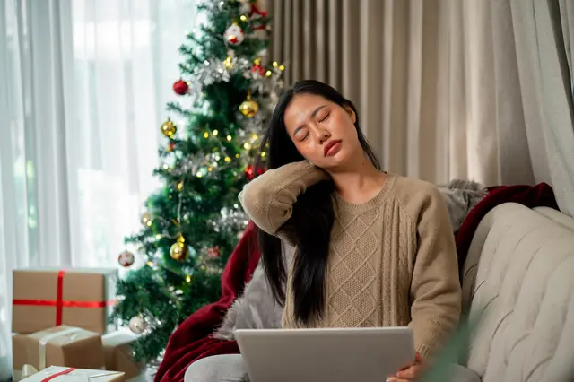 Besonders häufig sitzen Verspannungen im Nacken und im unteren Rücken. Wärme kann in solchen Fällen helfen. | Foto: djd / doc Ibuprofen Schmerzgel / Getty Images / BongkarnThanyakij