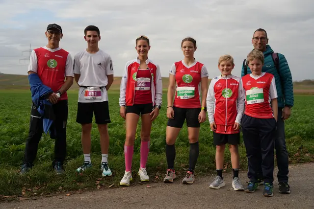 Bild (von links): Steve Graham (Trainer), Nils Wallinger, Jula Böhm, Josephine Schmöckel, Samuel Gerlach, Julius Diezinger, Frank Böhm (Trainer) | Foto: Stefan Fesenbeck