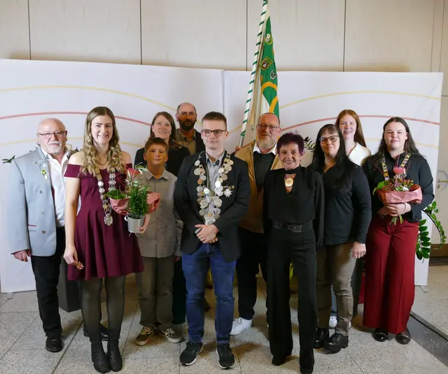 Der KKS mit den frisch gekürten Landesmajestäten: Königin Fabienne Götzl, König Leon Stephan und Jugendkönigin Stella Göhner vom KKS Zeutern. | Foto: KKS