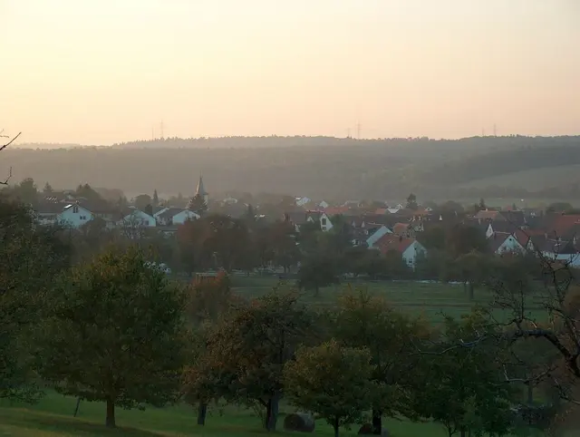 Ein Blick auf Großvillars: Die Ruhe ist trügerisch, denn bei der Kerwe feiert der Ort drei Tage lang ein rauschendes Fest.  | Foto: Stadt Oberderdingen (Archiv)