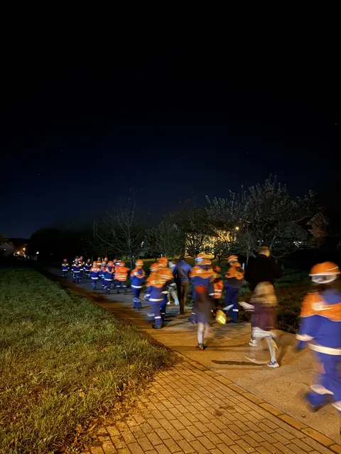 Geschlossen geht es zum Feuerwehrhaus. | Foto: privat