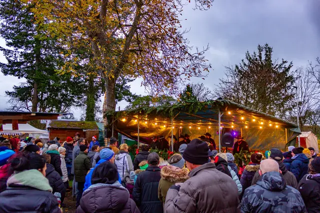 Der Rotenberger Weihnachtsmarkt findet in diesem Jahr zum 14. Mal statt. Die Besucher dürfen sich neben dem Programm auch auf herzhafte und süße Kulinarik freuen. | Foto: Markus Rott / ER24 (Archiv)