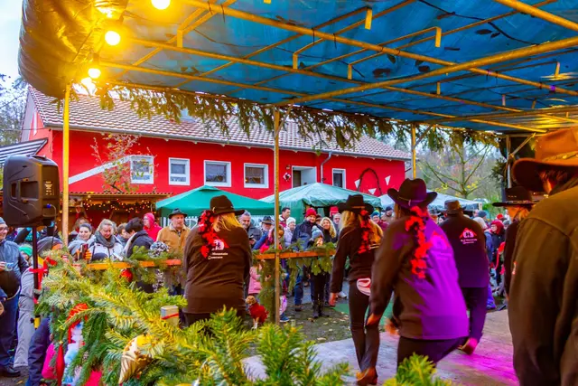Die Red Mountain Dancers sorgen mit schwungvollem Line Dance auch in diesem Jahr wieder für Stimmung auf der Bühne.  | Foto: Markus Rott / ER24 (Archiv) 